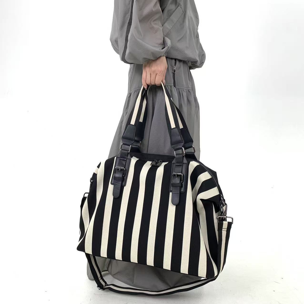 Modische gestreifte Damenhandt – Travel Accessories Logo Bewertung und Preis